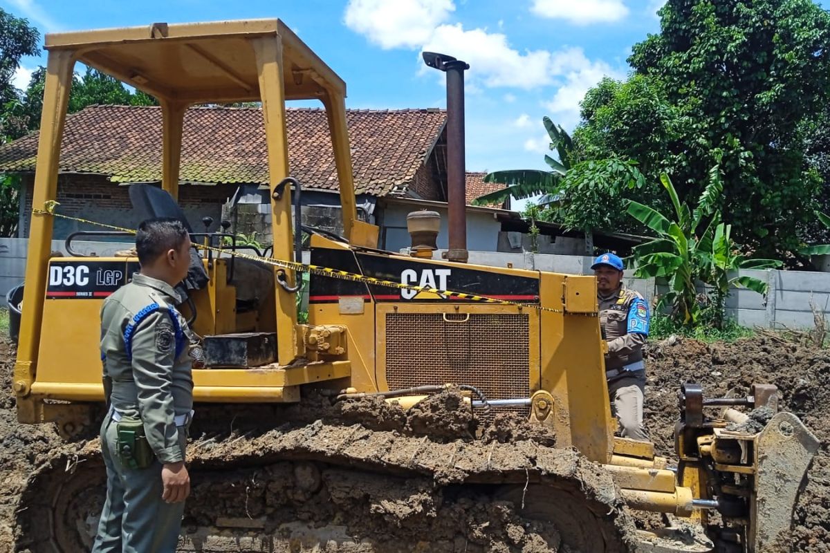 Satpol PP tertibkan aktivitas pengerukan tanah di Kabupaten Tangerang