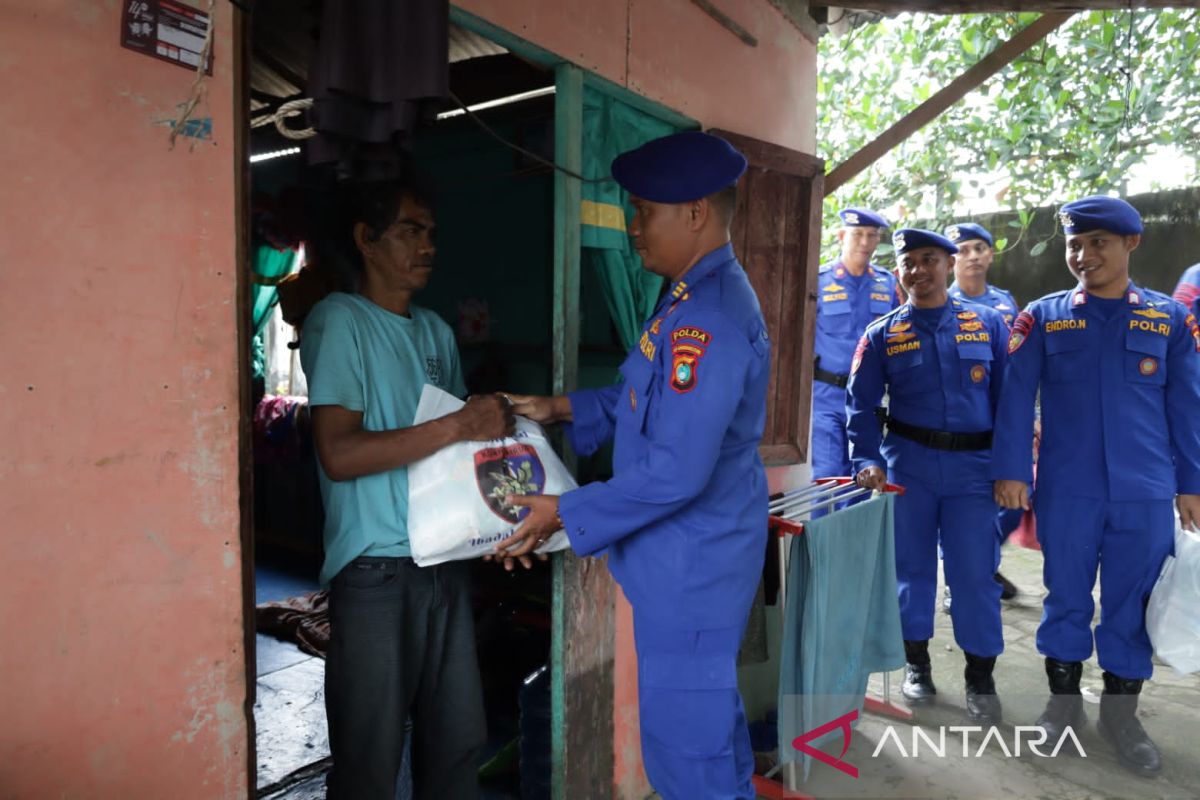 Ditpolairud Polda Babel bagikan sembako kepada masyarakat pesisir dan nelayan