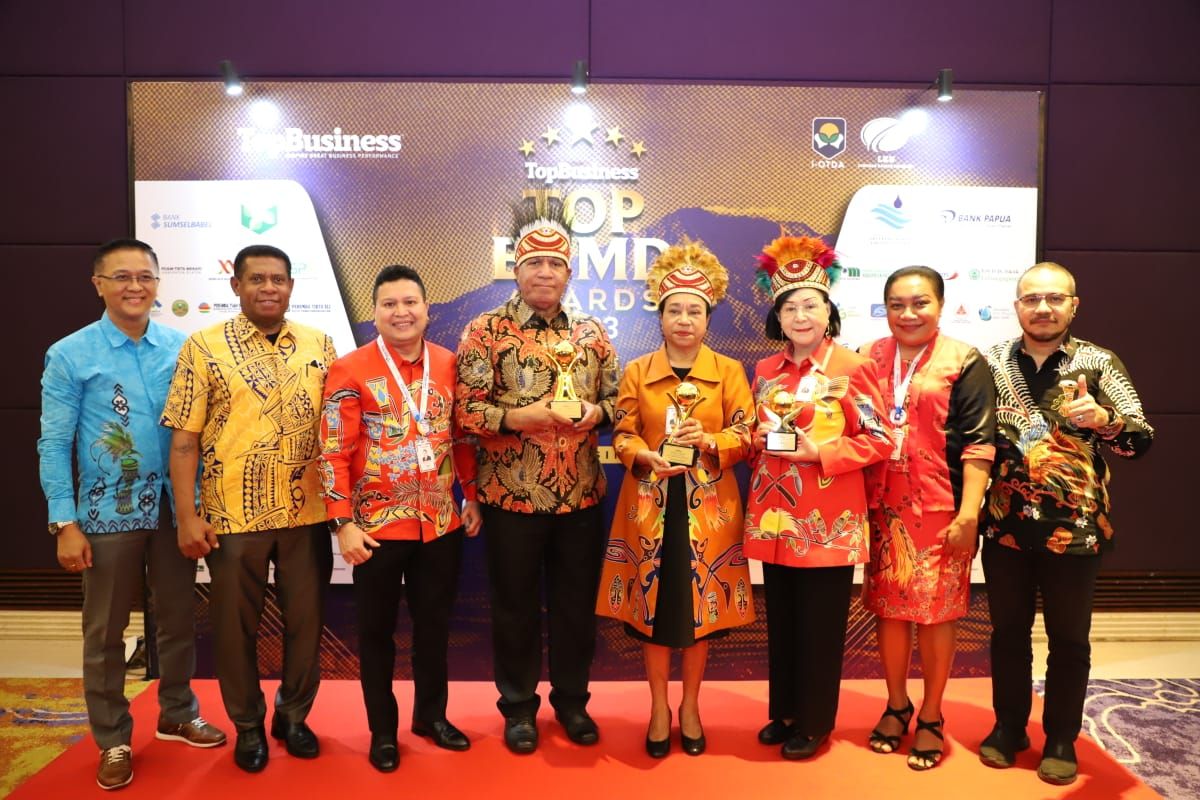 Bank Papua dan Paulus Waterpauw raih penghargaan TOP BUMD Award