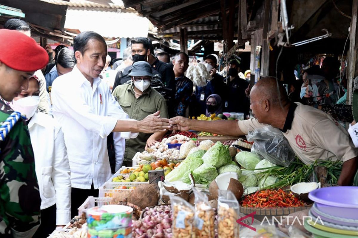 Presiden cek harga kebutuhan pokok di Pasar Sambonggede Jatim
