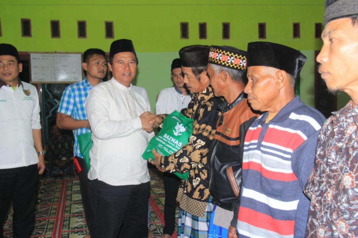 PJ Bupati Lampung Barat salurkan 55 paket bantuan kepada masyarakat