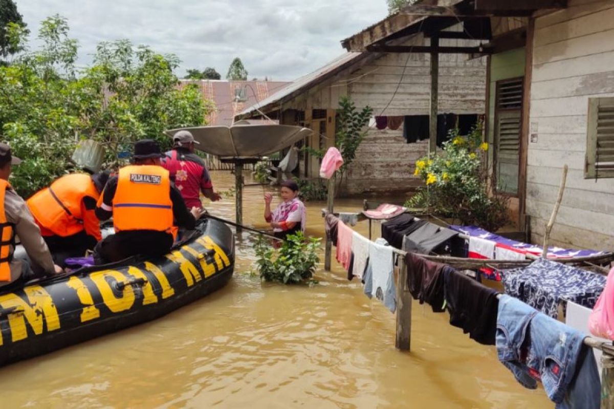 BPBD: Tinggi banjir Kapuas di dua kecamatan  masih meningkat