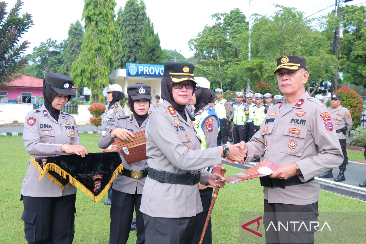 Kapolres Payakumbuh berikan penghargaan kepada 12 personel