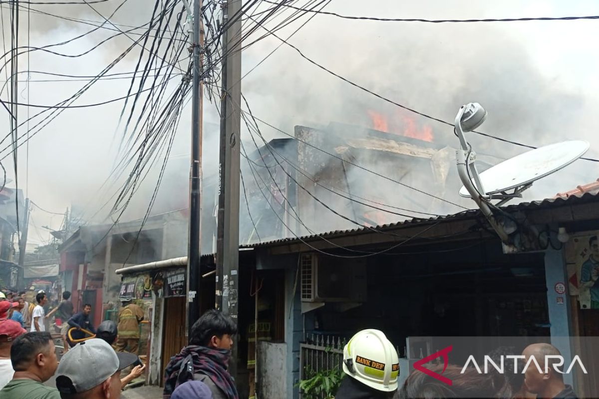 Tiga rumah di Utan Kayu ludes terbakar