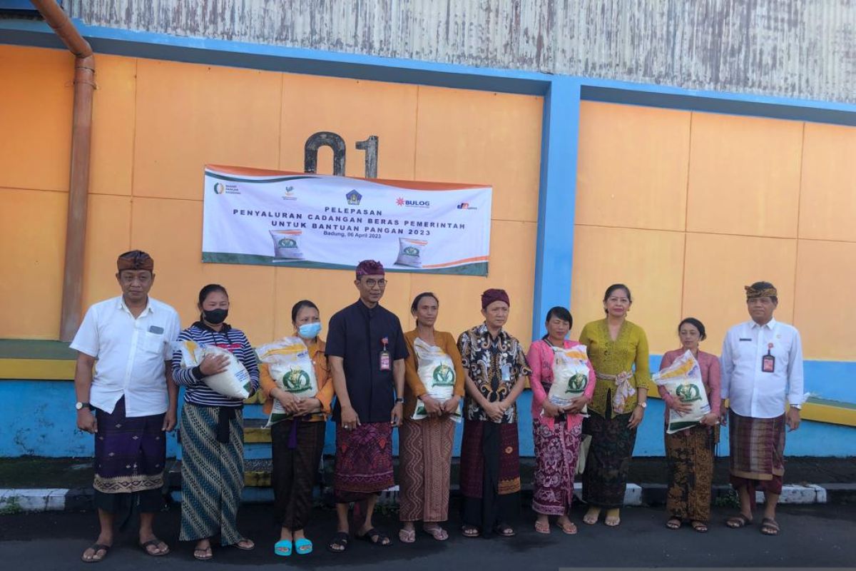 Bulog Bali serahkan bantuan beras ke 425 KPM di Belok Sidan, Badung