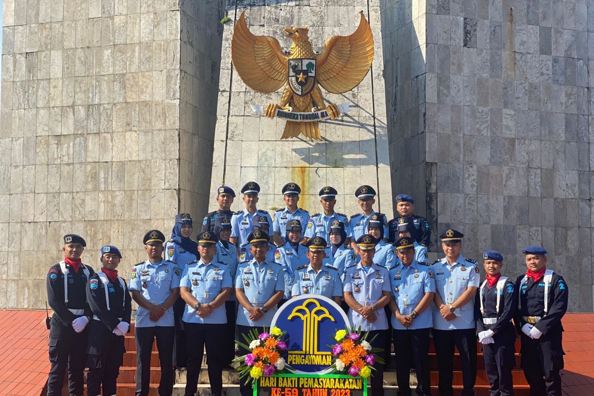 Petugas Lapas Banjarbaru ziarah di TMP Bumi Kencana saat HBP ke-59