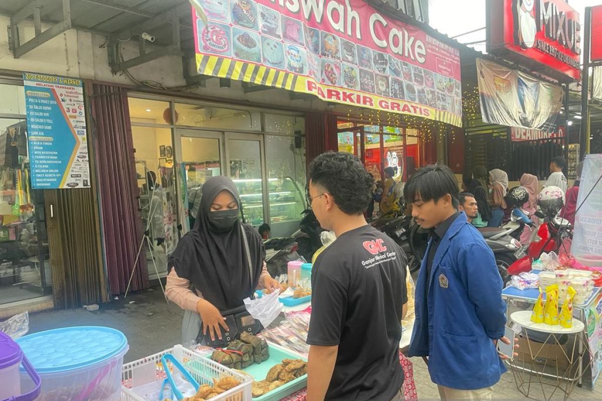 Ganjar Milenial Banten Tebar Senyum Kebaikan dan Borong Jualan UMKM