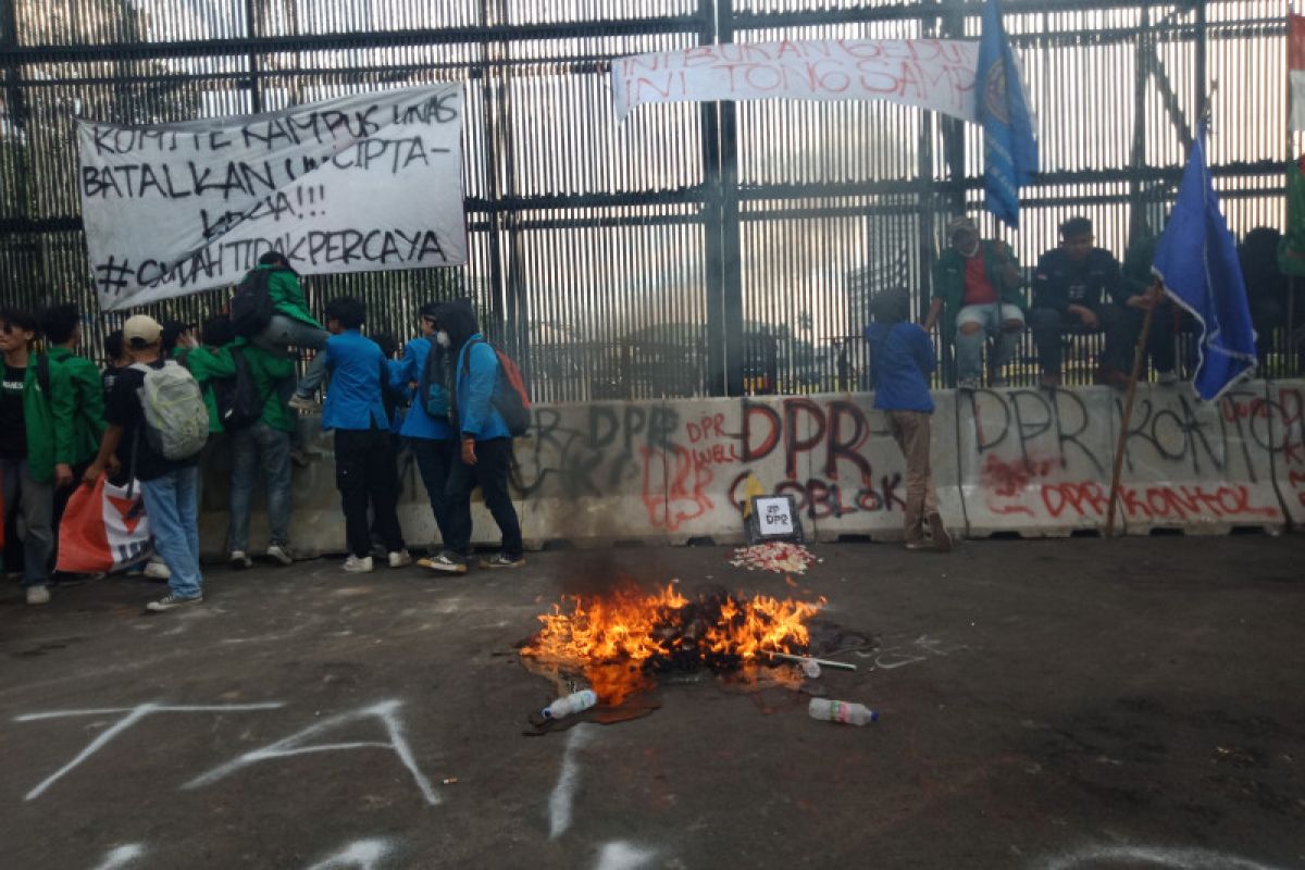 Mahasiswa heningkan cipta dan bakar ban saat demo di DPR