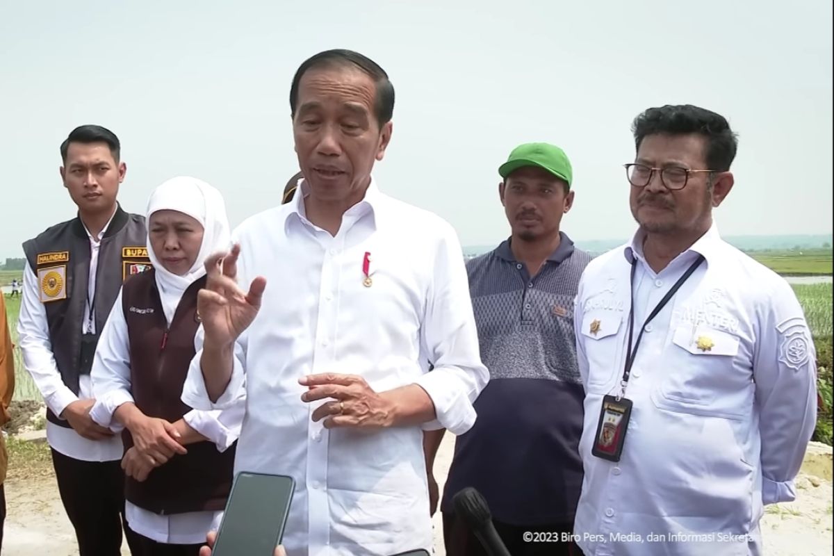 Jokowi urges farmers to use local organic fertilizers