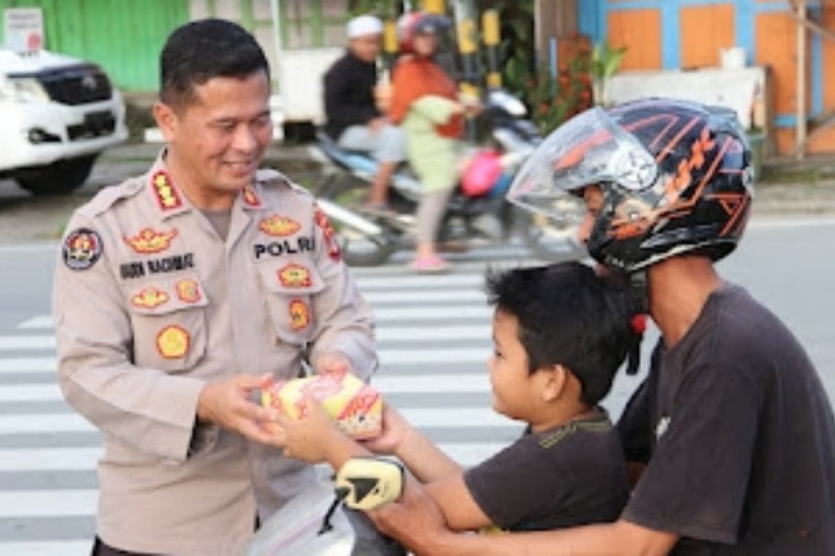 Bidhumas Polda Kaltara bersama jajaran bagi puluhan takjil berbuka puasa