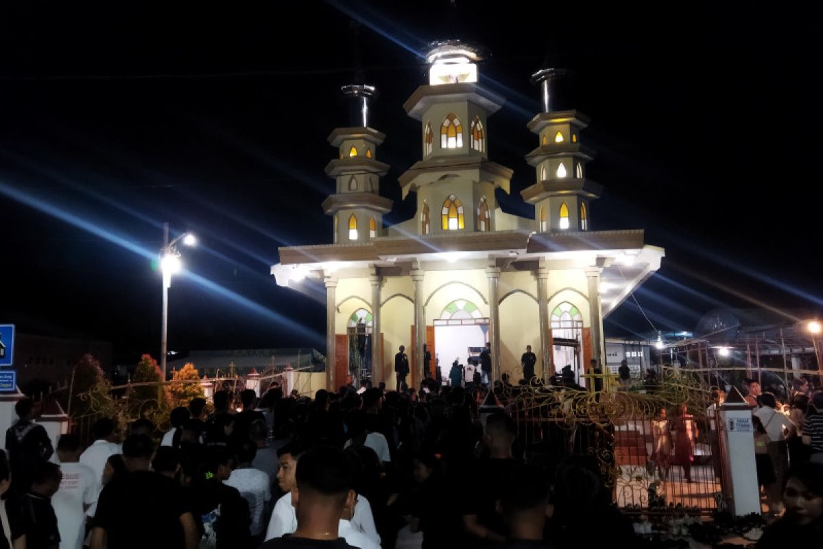 Peziarah antusias ikuti rangkaian prosesi Semana Santa Larantuka hingga malam