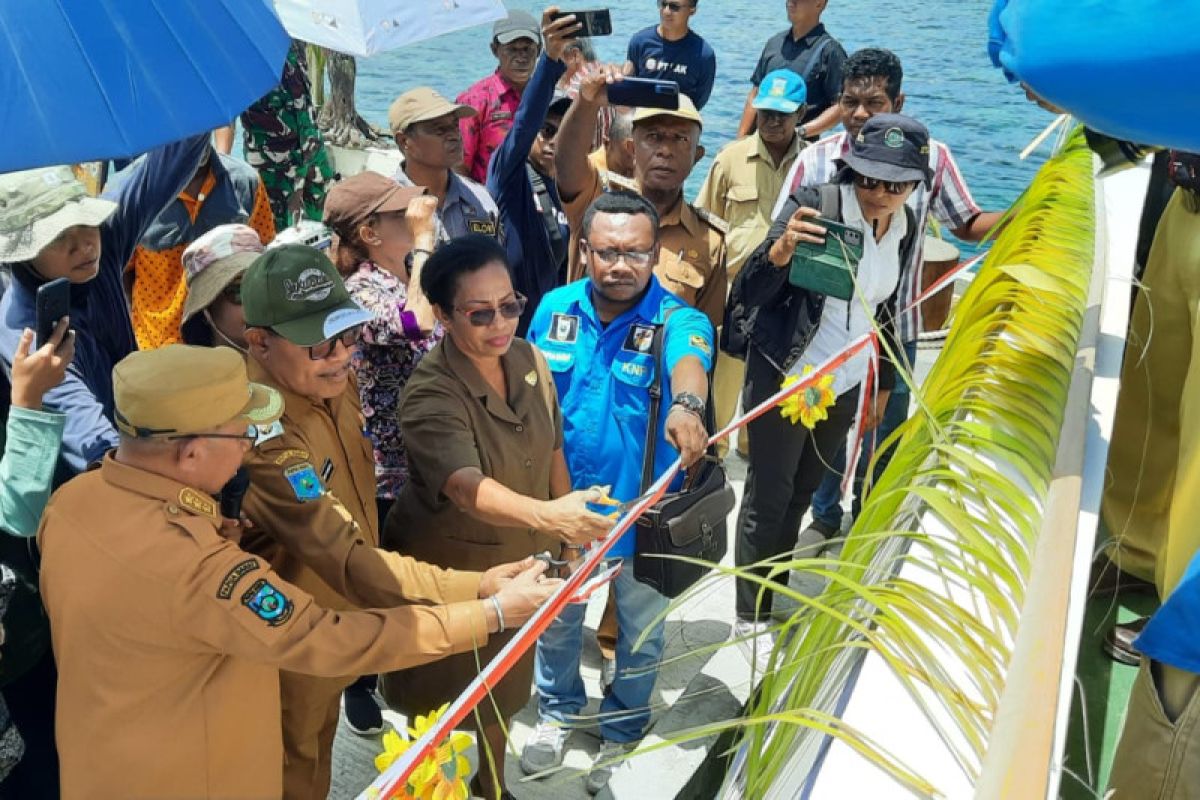 Pemkab Teluk Wondama operasikan tiga kapal layani masyarakat pesisir