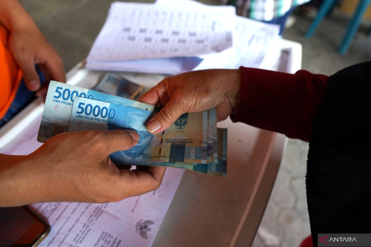 Dinas sosial dan PT Pos Gorontalo salurkan bantuan PKH dan sembako