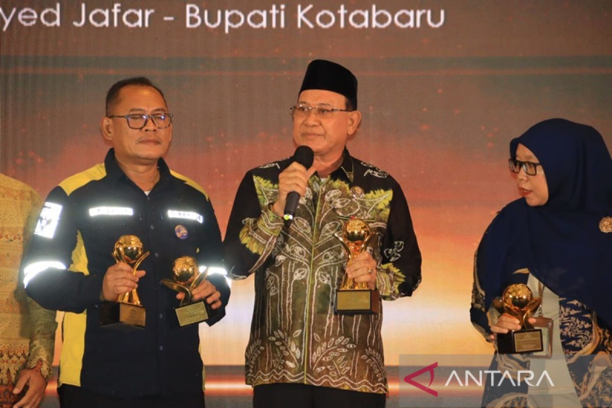 PDAM Kotabaru terima penghargaan Top CEO BUMD 2023.