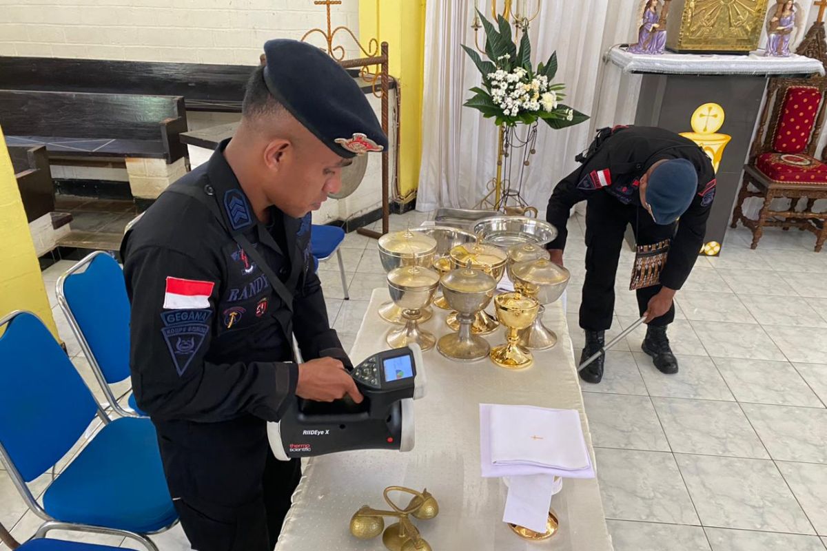 Polda NTT terjunkan penjinak bom sterilkan gereja di Kupang
