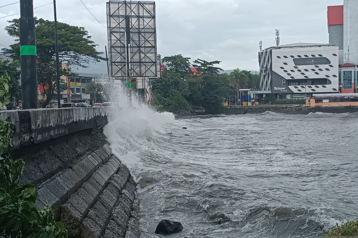 BMKG: Waspadai gelombang empat meter perairan Sulut