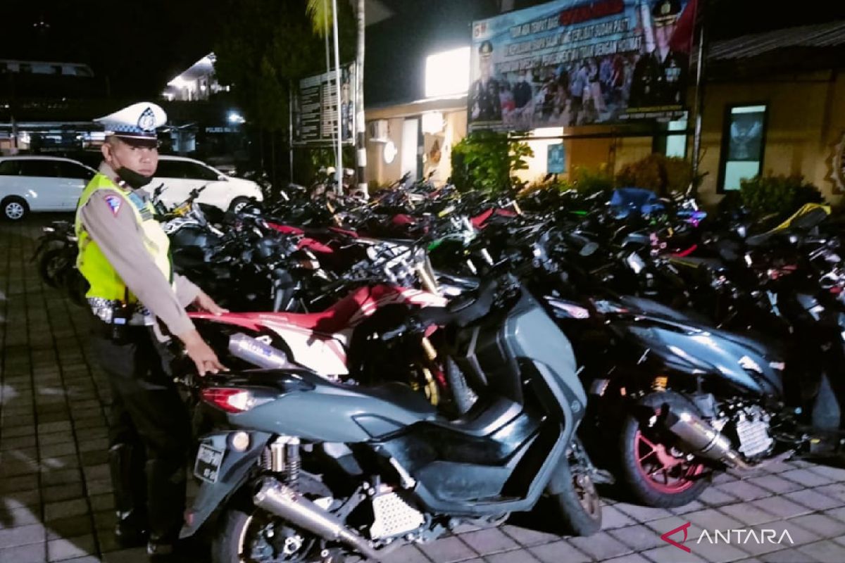 25 sepeda motor gunakan knalpot bising di Kota Mataram disita