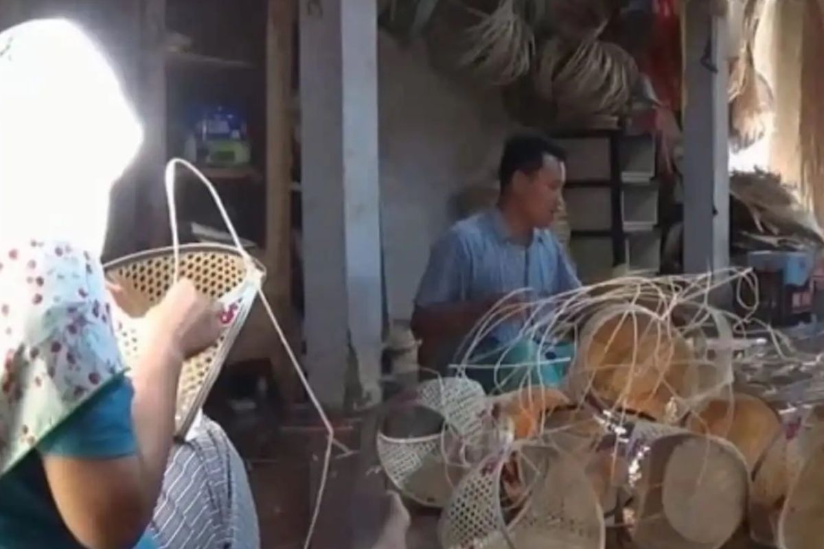 Penjualan keranjang anyaman bambu di Magetan meningkat jelang Lebaran