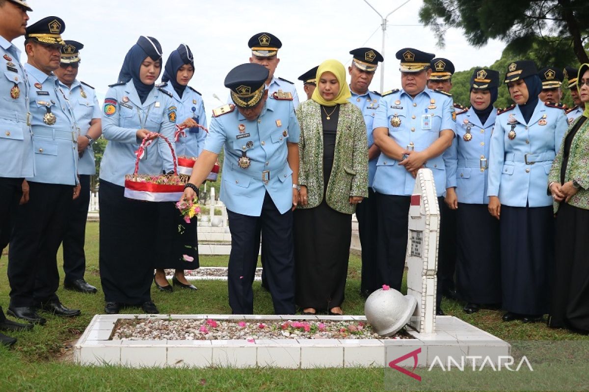 Peringati Hari Bakti Pemasyarakatan ke-59, Kanwil Kemenkumham Riau ziarah ke Makam Pahlawan