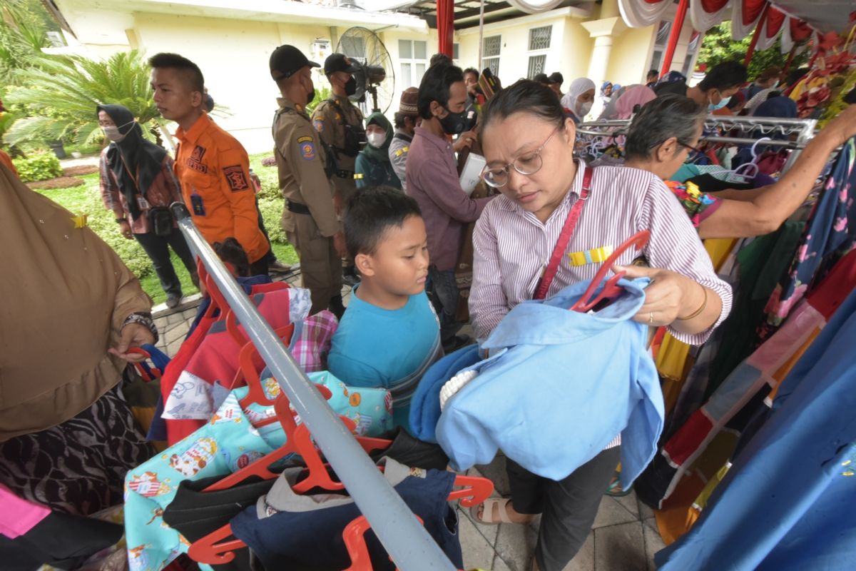 Keluarga miskin beli pakaian hanya Rp2.000 di Garage Sale Surabaya