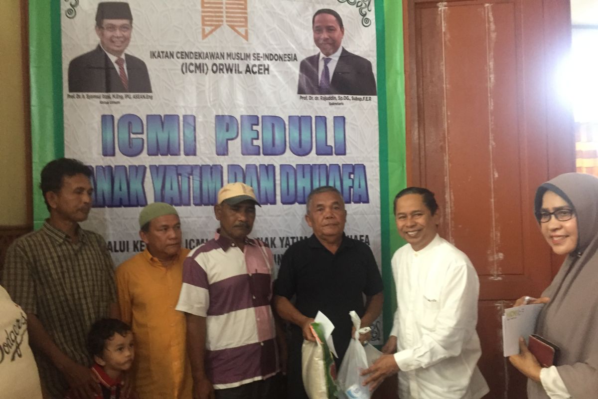 ICMI Orwil Aceh bagikan 200 paket untuk anak yatim dan dhuafa