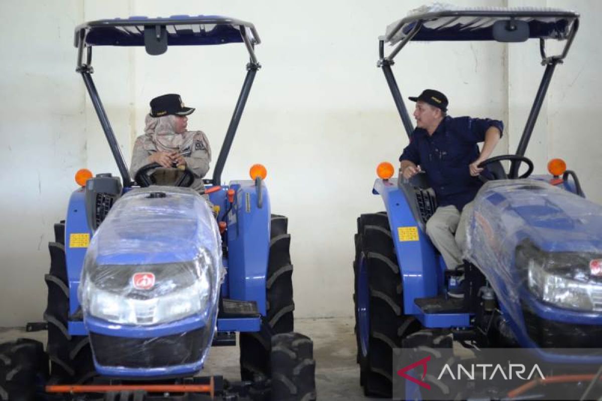 Pemkab Nagan Raya serahkan 19 unit traktor bantuan untuk kelompok tani