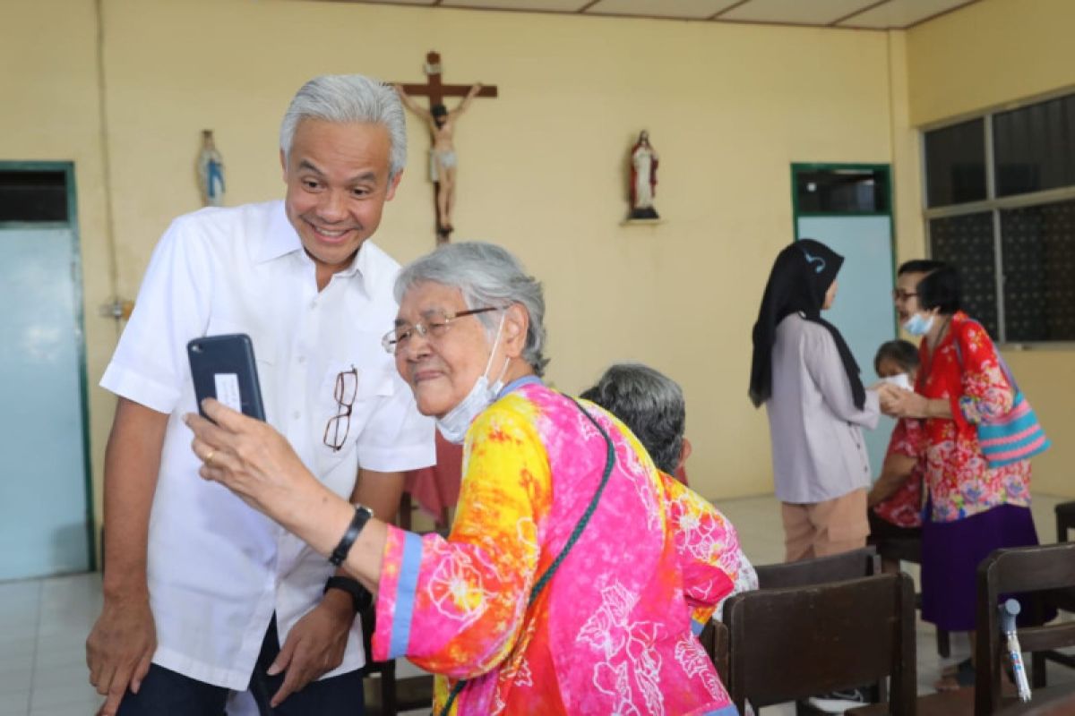 Ganjar beri kejutan lansia Panti Wreda Surakarta