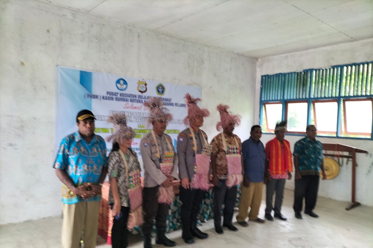 Polda Papua Barat-Yayasan KRK bantu seratusan anak putus sekolah ikut paket