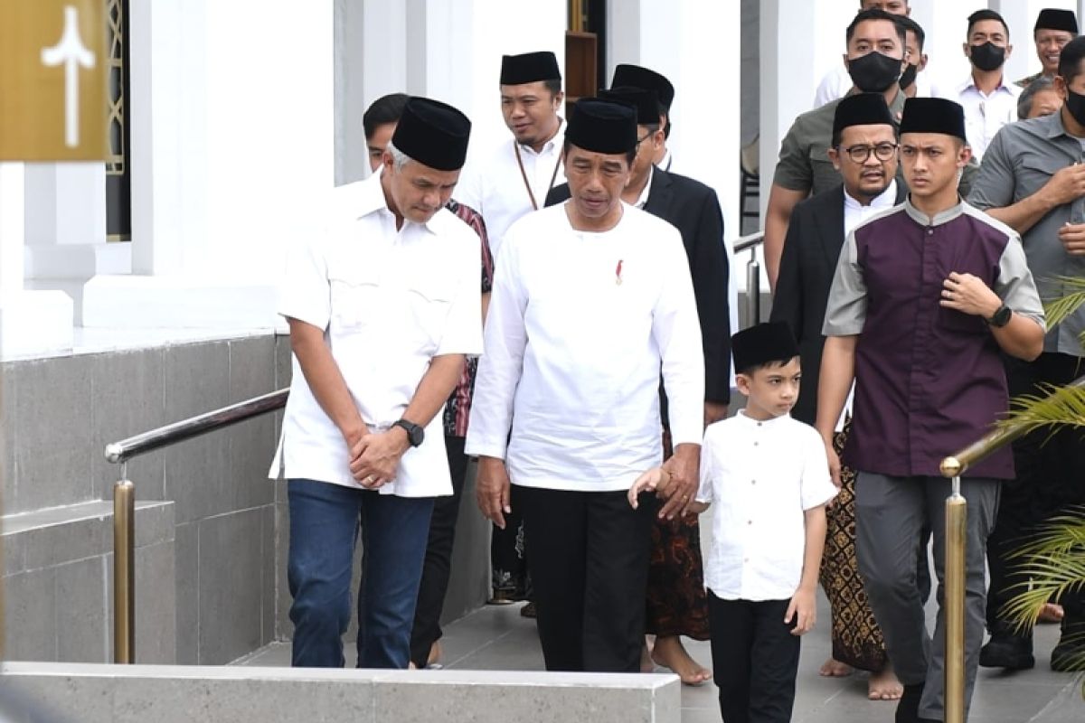 Presiden Jokowi ajak Jan Ethes Shalat Jumat di Masjid Sheikh Zayed Surakarta