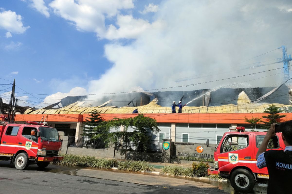 Petugas gabungan tangani kebakaran gedung instalasi farmasi RS Salak