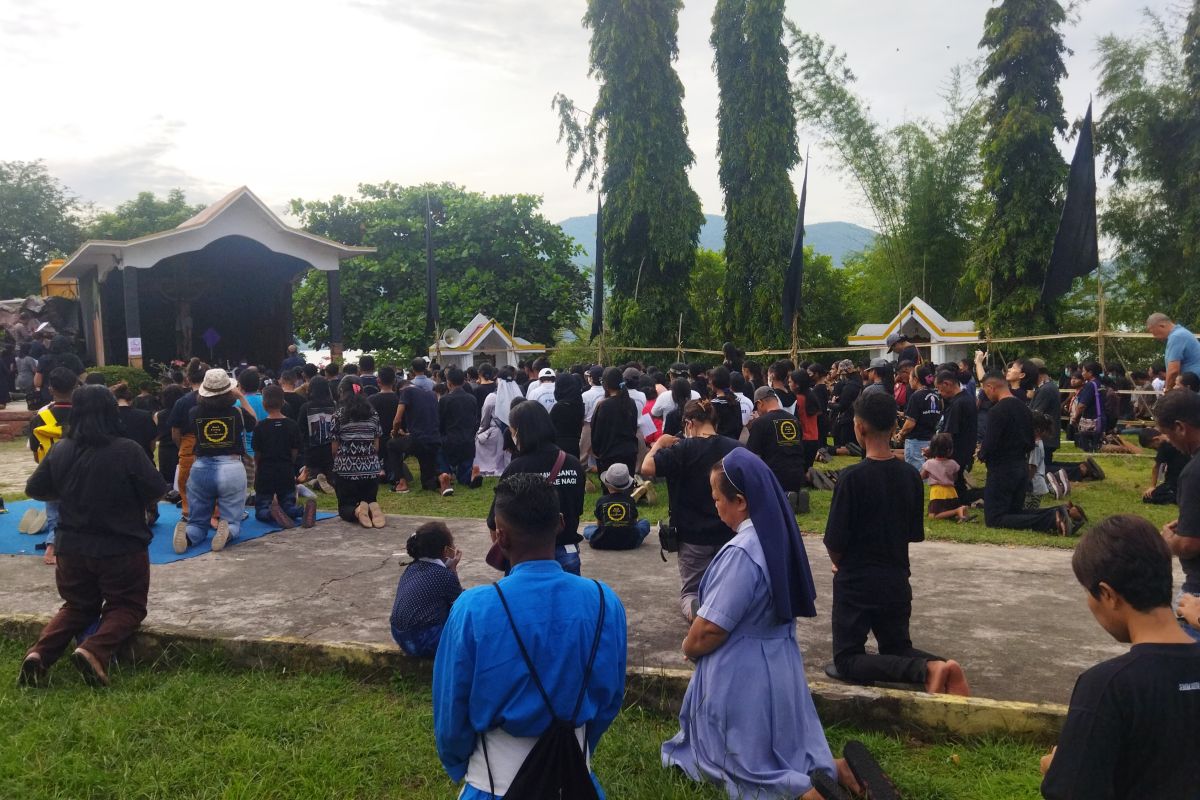 Peziarah mengikuti ibadah Jalan Salib dalam Semana Santa Larantuka NTT