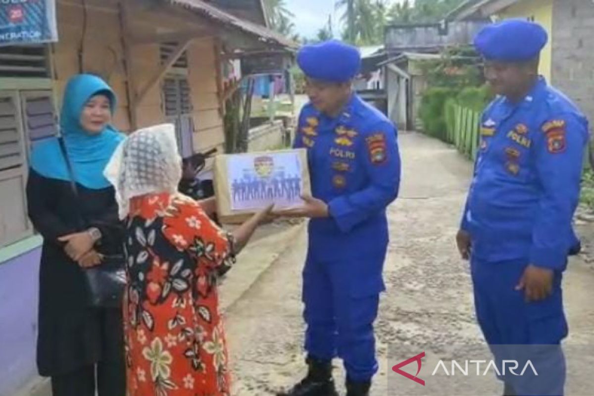 Satpolair Bangka Barat bagikan bantuan sembako ke warga pesisir