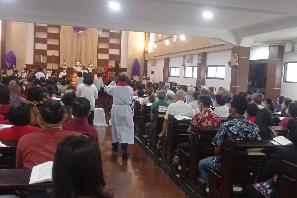 Ratusan jemaat khatolik Rangkasbitung, Lebak peringati wafatnya Isa Almasih
