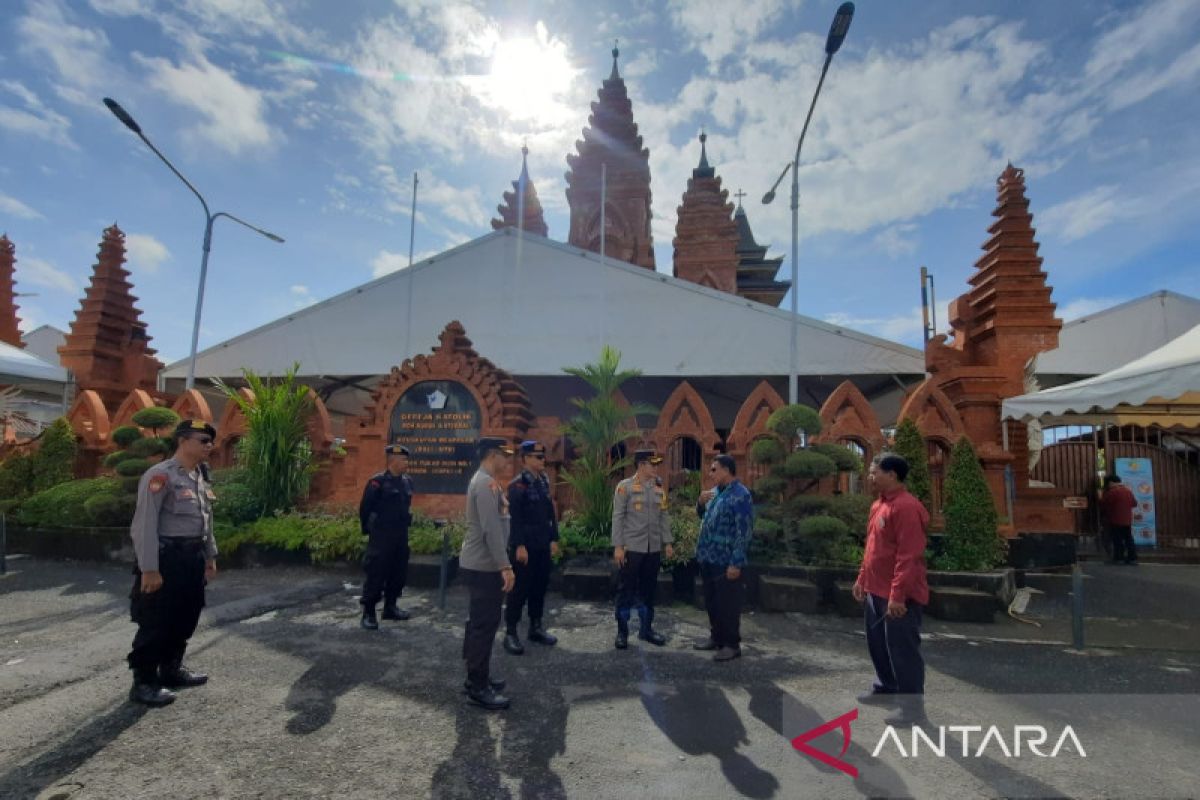 Brimob Polda Bali sterilkan Gereja di Denpasar-Badung saat Jumat Agung