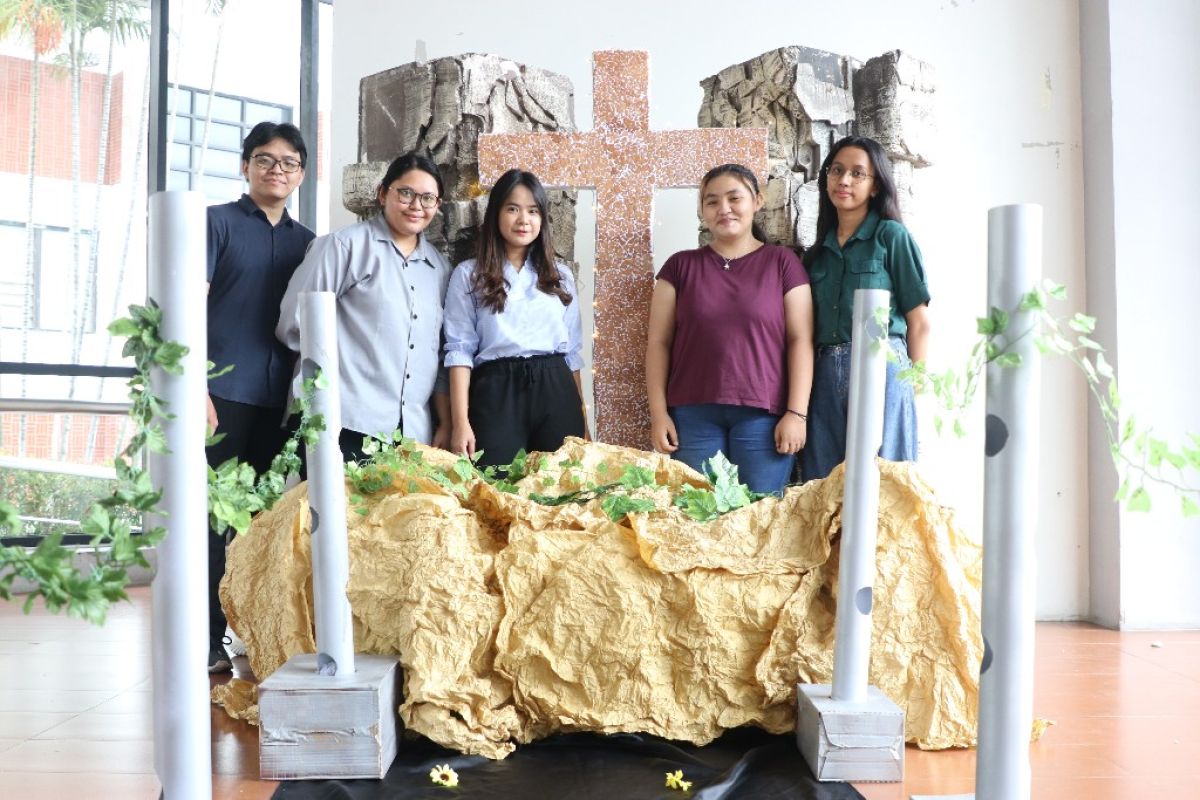 Peringati Jumat Agung, mahasiswa Ubaya buat taman Paskah dari barang bekas