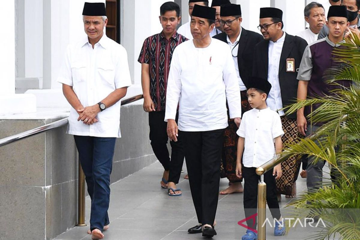 Jokowi ajak Jan Ethes Shalat Jumat di Masjid Sheikh Zayed Surakarta