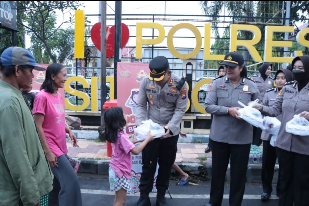 Polwan Situbondo bagi-bagi takjil dan makanan buka puasa