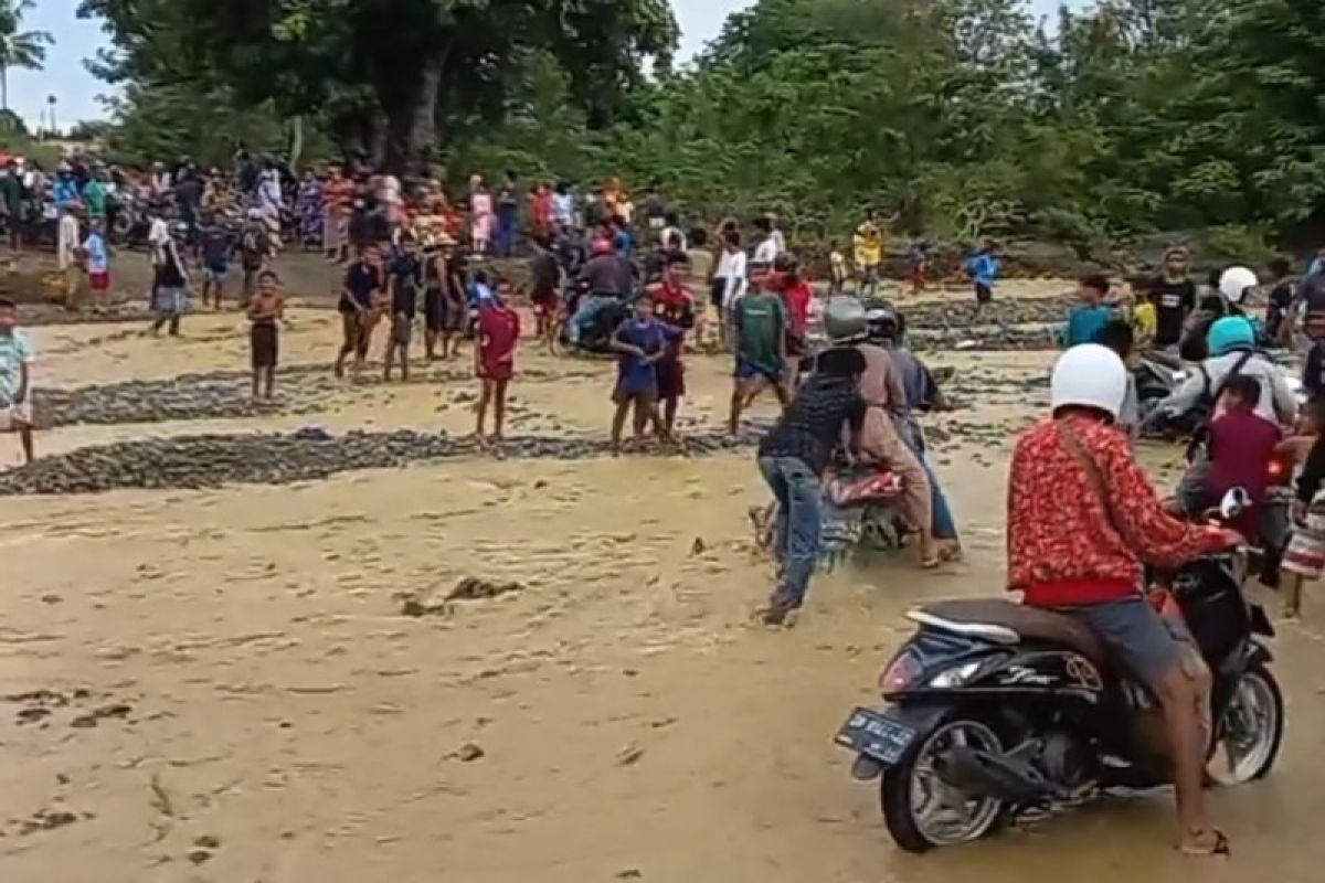 Jembatan Buluri jalur Palu-Donggala "ambruk" diterjang banjir