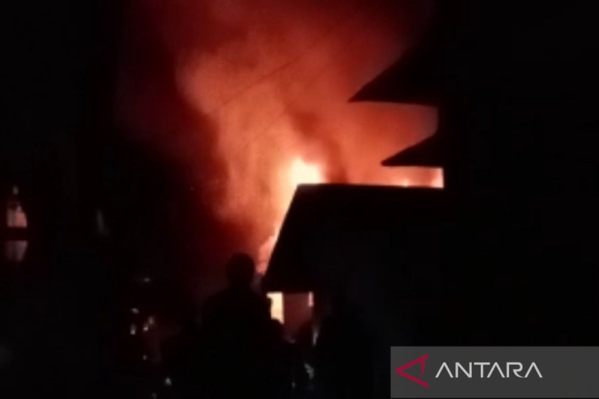 Rumah kediaman Basri Hasibuan di Bulu Mario Tapsel habis dilalap api