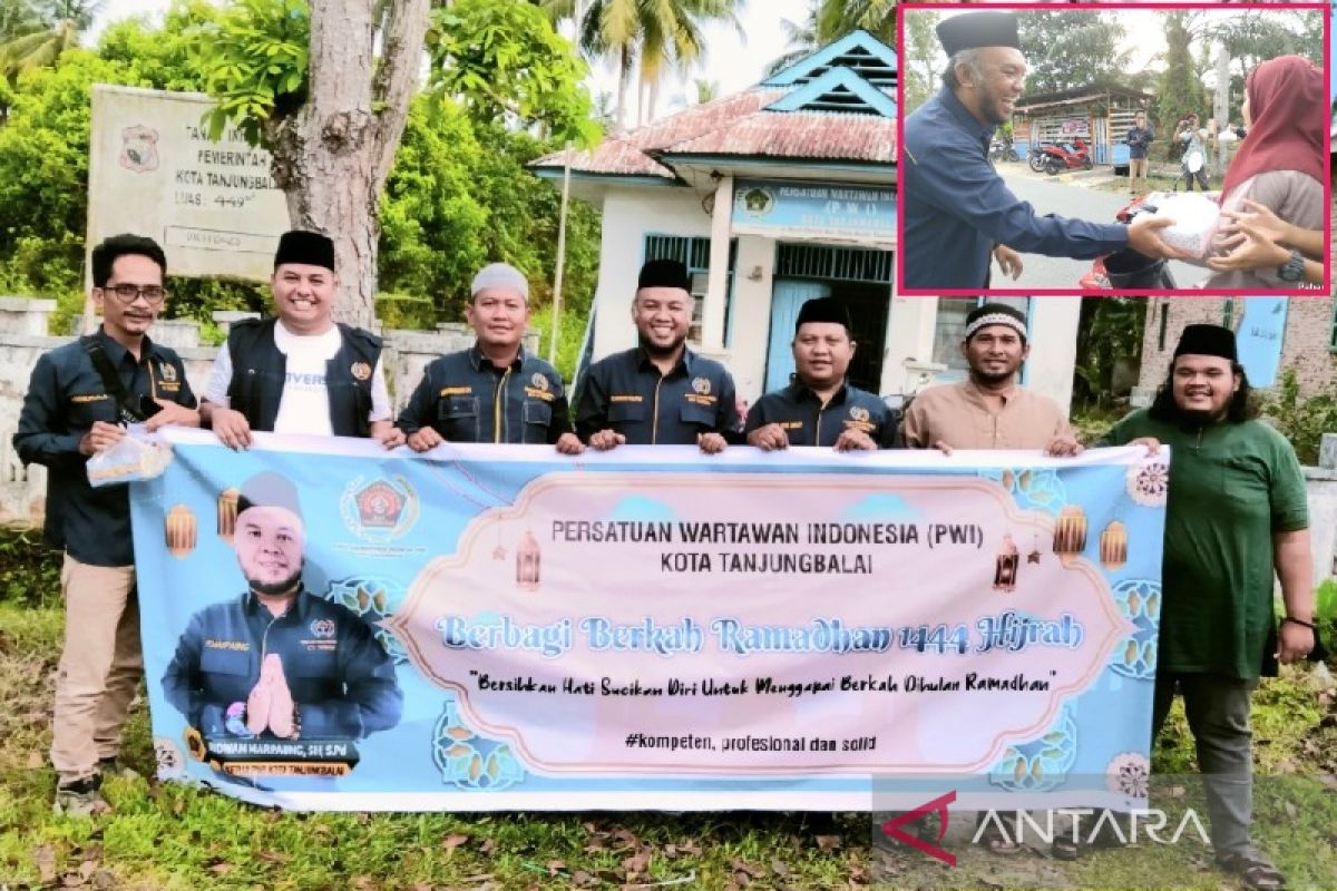 Berkah Ramadhan, PWI Tanjung Balai bagikan takjil kepada warga