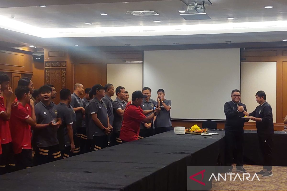 Indonesia bebas sanksi berat dari FIFA, Timnas U-22 potong tumpeng