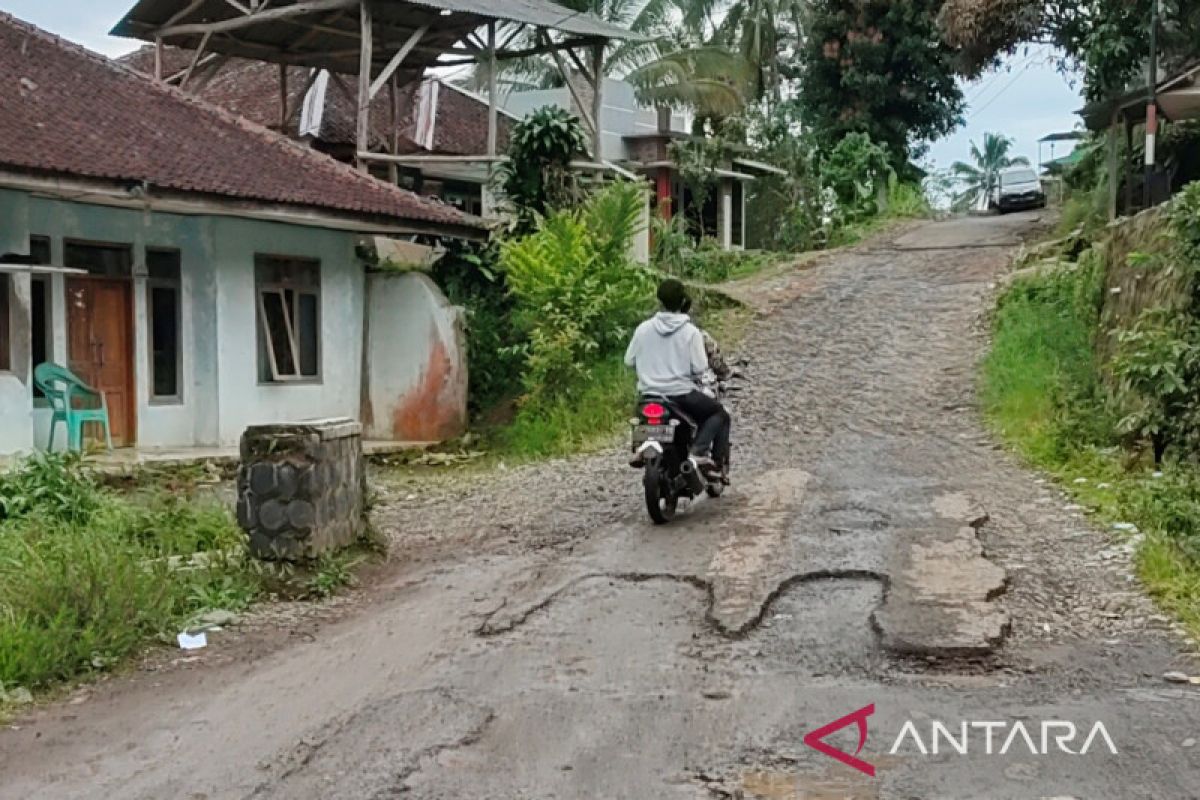 Pemkab Cianjur perbaiki jalan menuju objek wisata Curug Citambur