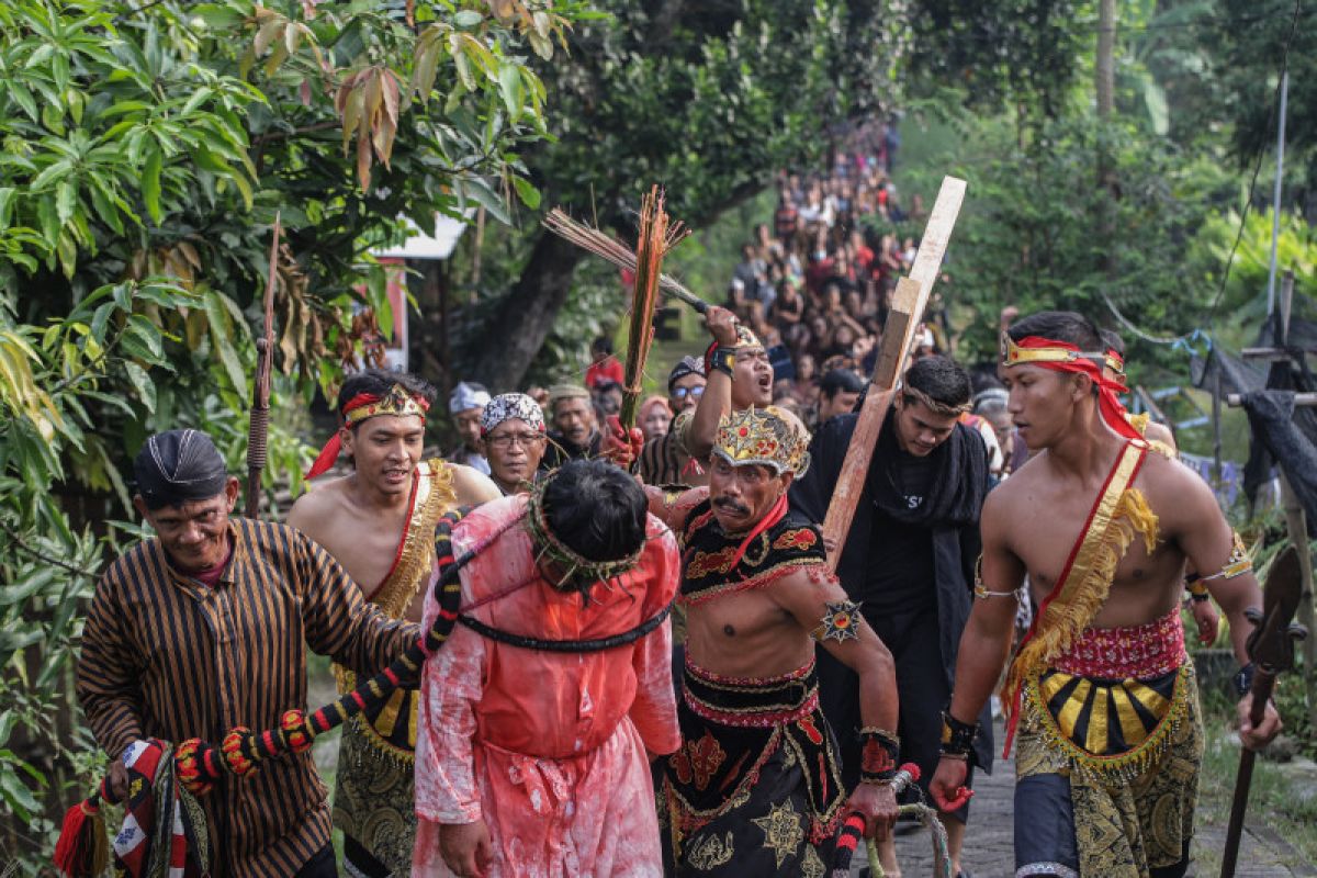 GKJW Dawarblandong  gelar "Jalan Salib" kenakan baju adat Jawa