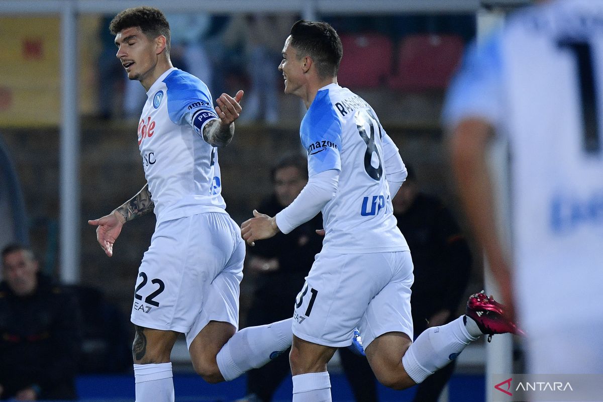 Gol bunuh diri Wladimiro Falcone menangkan Napoli 2-1 atas Lecce