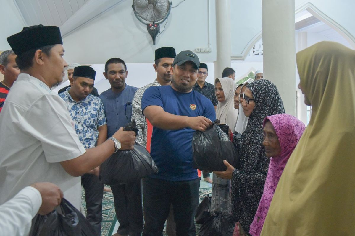 Poor households in Aceh Besar's Cot Suruy village get aid