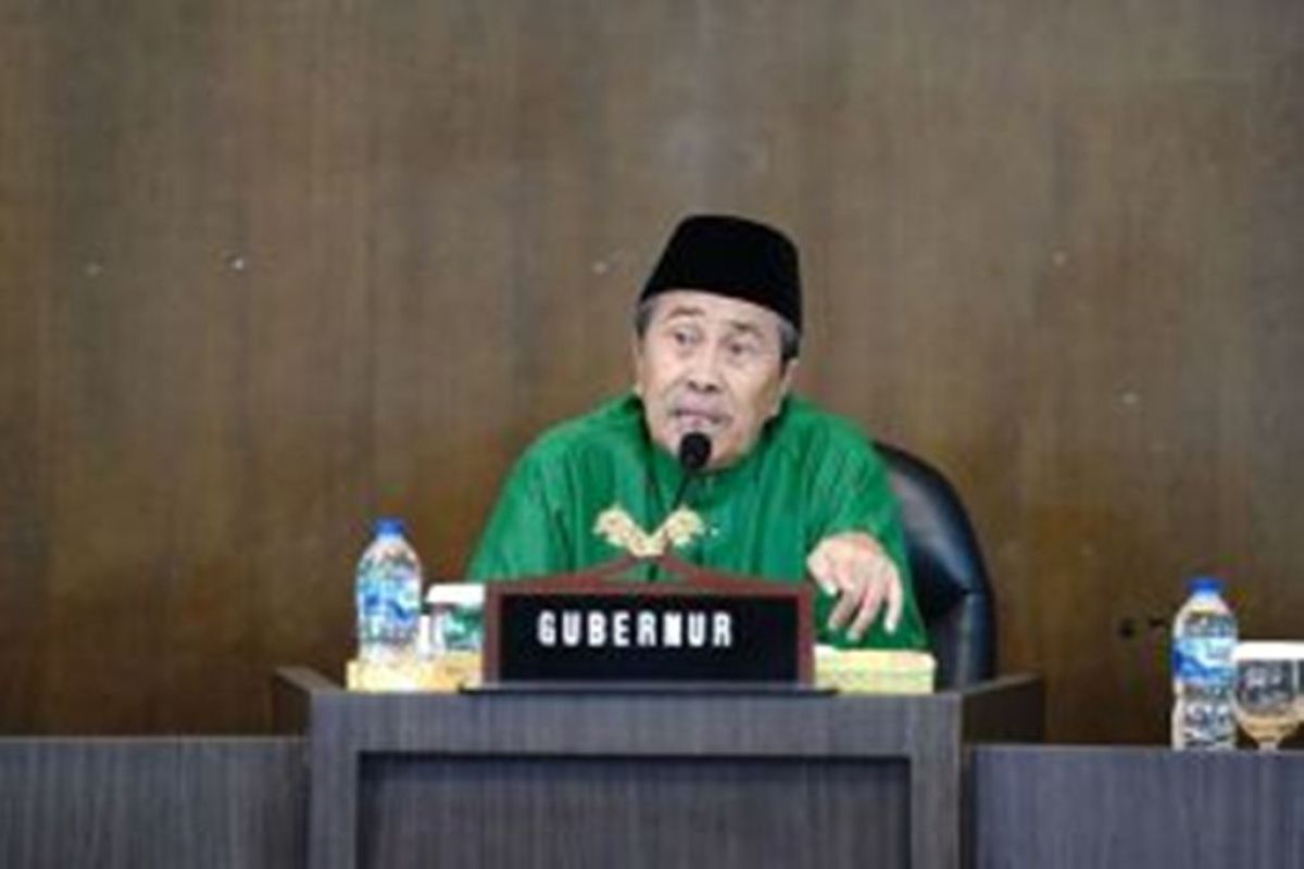Gubernur Riau Syamsuar  serahkan paket bantuan untuk 200 pendakwah