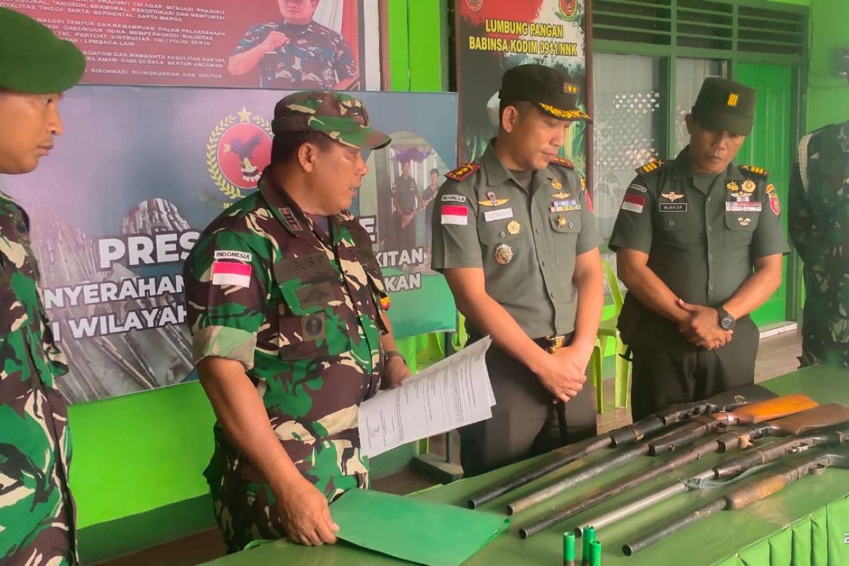 North Kalimantan residents turn in hand-made firearms to military