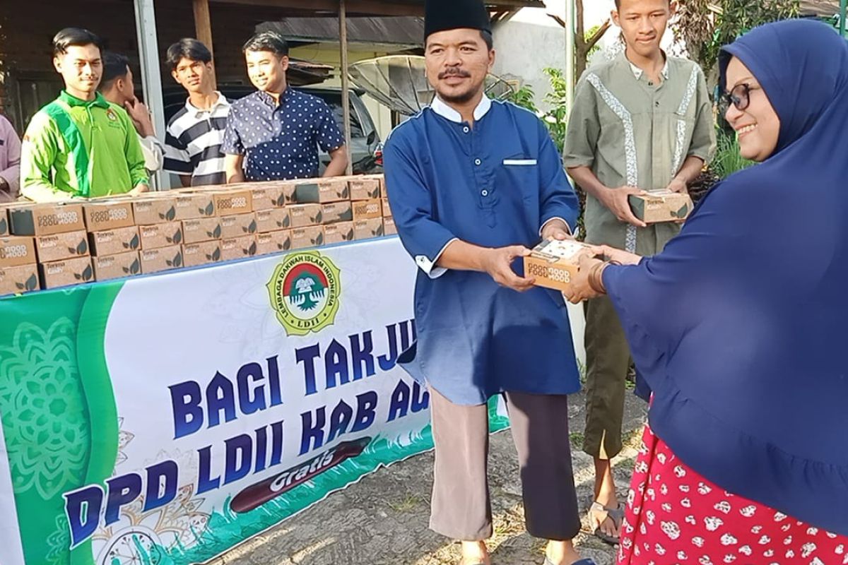 LDII Agam bagikan ratusan takjil berbuka puasa