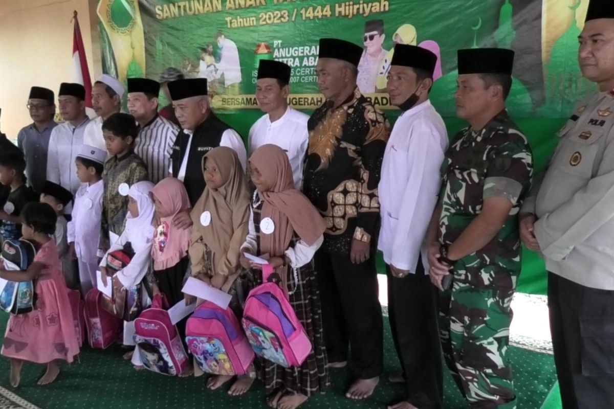 Berbagi Kebahagiaan, Iwan - Sanusi Sampaikan Pentingnya Pendidikan