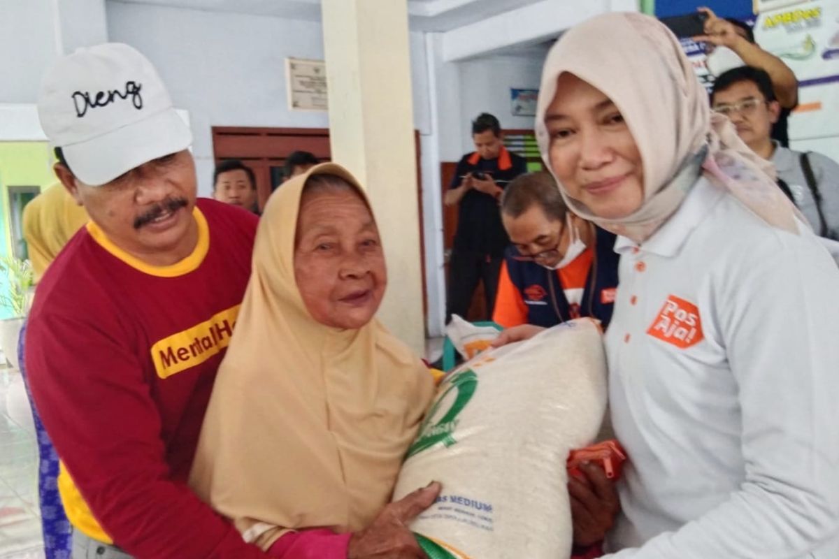 Direksi Pos Indonesia tinjau distribusi bantuan pangan beras di Jawa Timur